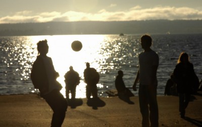 ��һ�¹ۿ�����ͼƬ
 ============== 
Drop
ENGLISH BAY
16:06PM
TWO BOYS WERE PLAYING SOCCER ALONG THE BEACH
